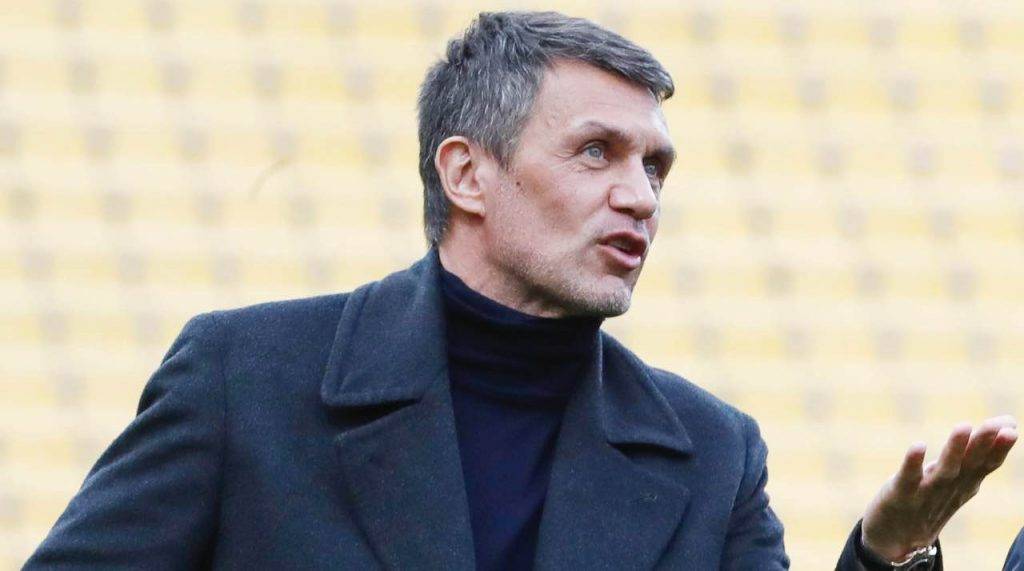 Il dirigente del Milan Maldini osserva