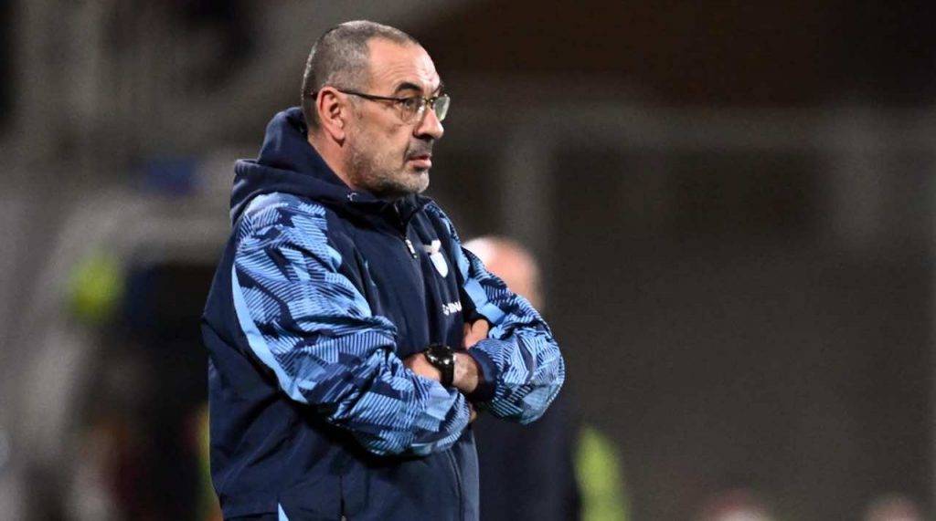 Il tecnico della Lazio Sarri pensieroso