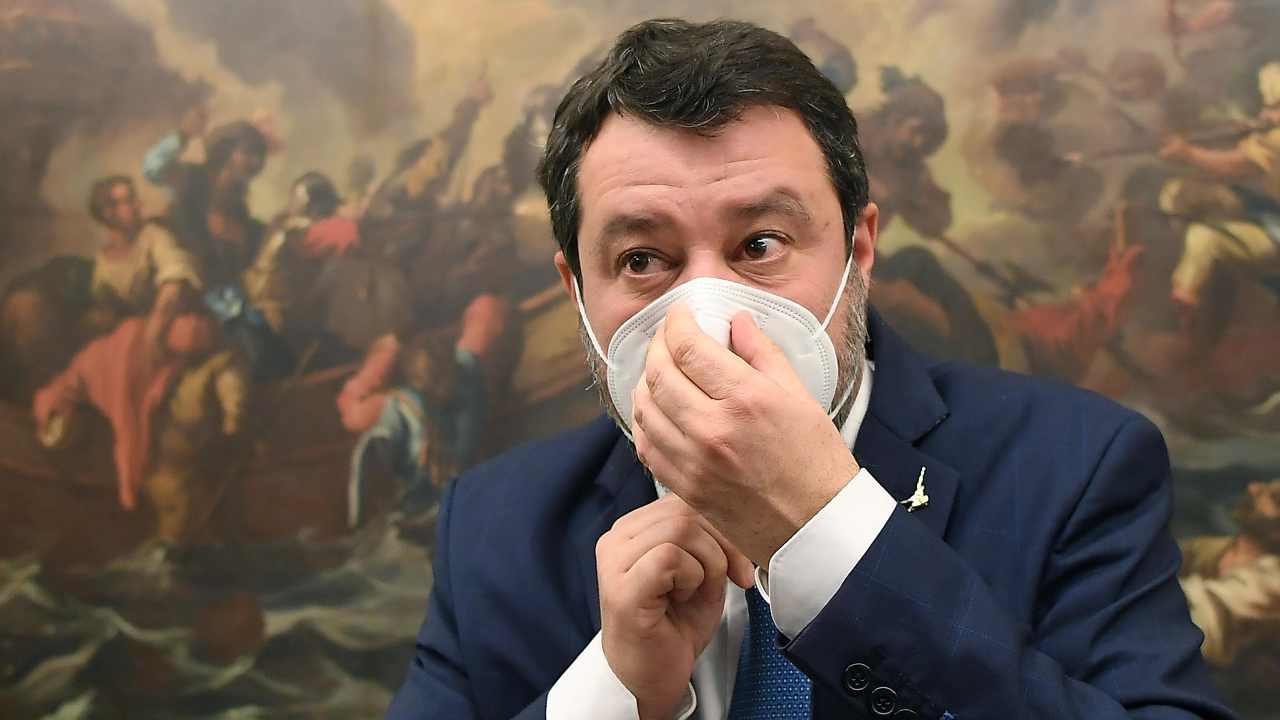 Salvini si sistema la mascherina 
