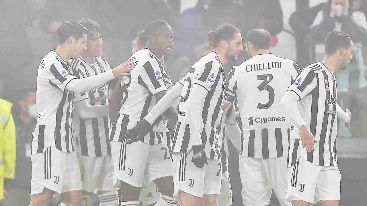 Giocatori Juventus si abbracciano dopo il gol