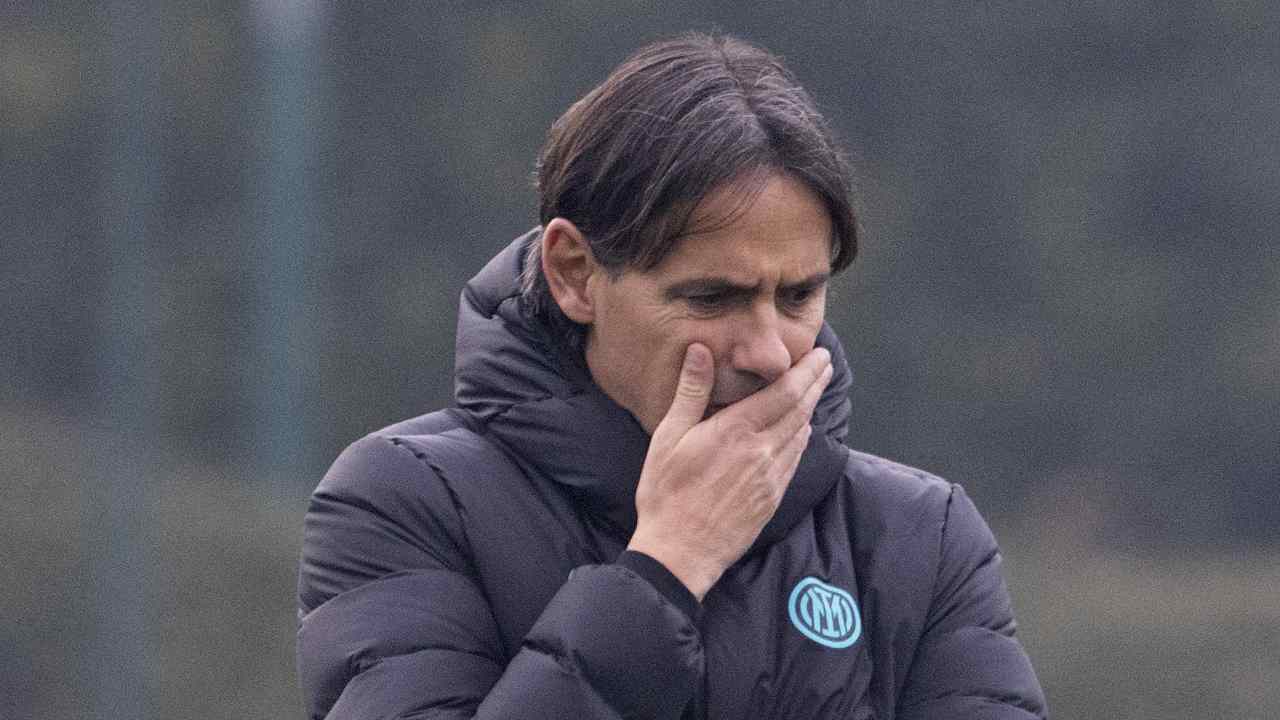 Inzaghi si tocca il viso preoccupato Inter