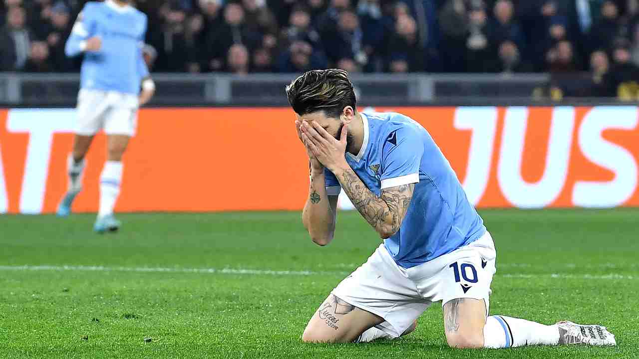 Luis Alberto si copre il volto disperato Lazio 