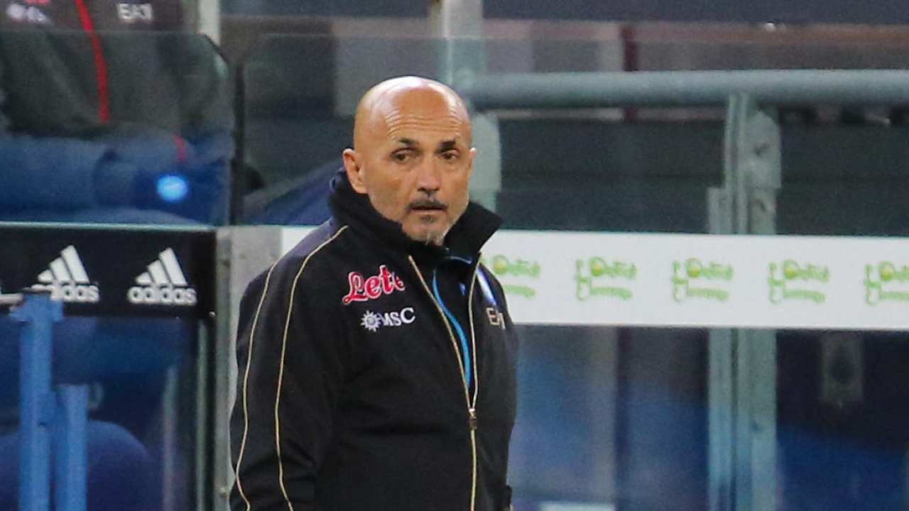 Spalletti guarda di lato Napoli