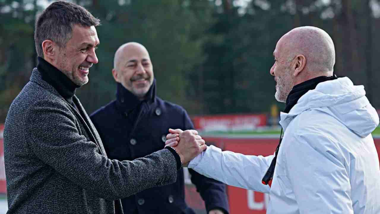 Stretta di mano tra Maldini e Pioli