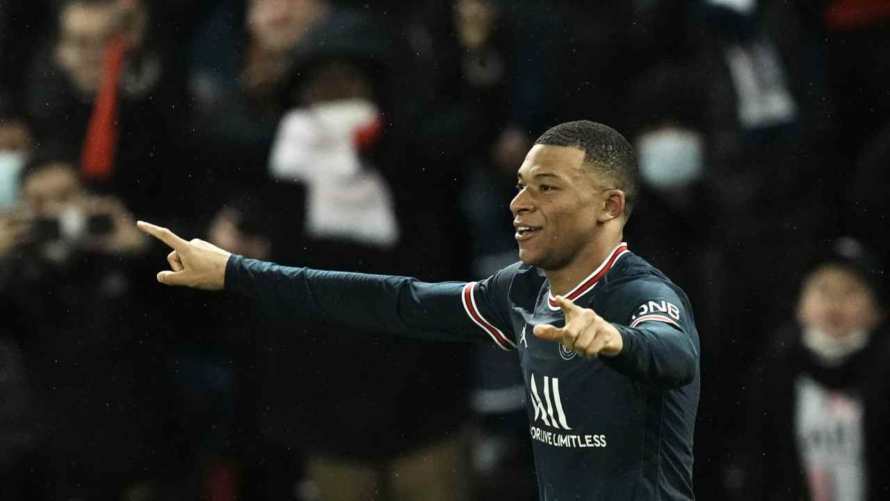 Mbappé esulta