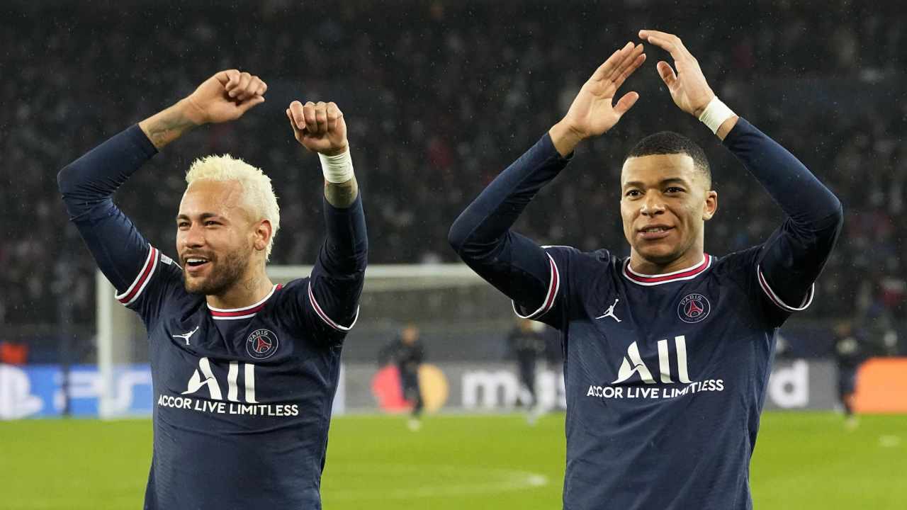 Neymar e Mbappé esultano