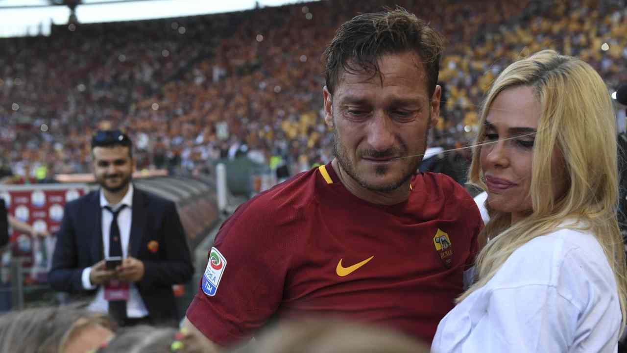 Totti nel giorno dell'addio al calcio insieme a Ilary (LaPresse)