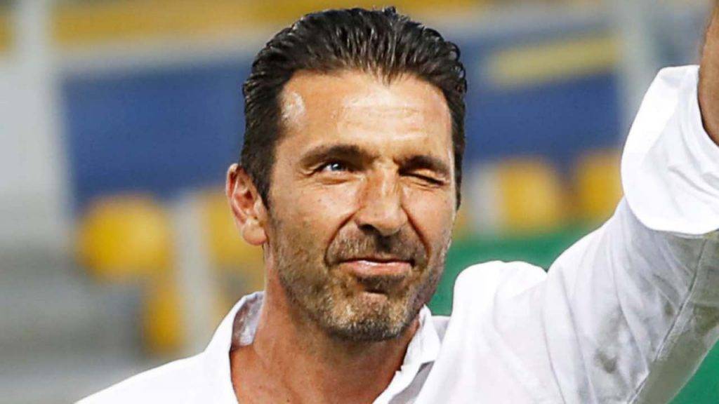 Buffon saluta i tifosi