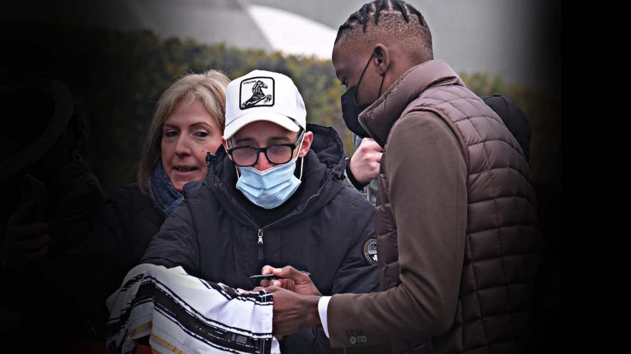 Denis Zakaria firma la maglia a un tifoso della Juventus 