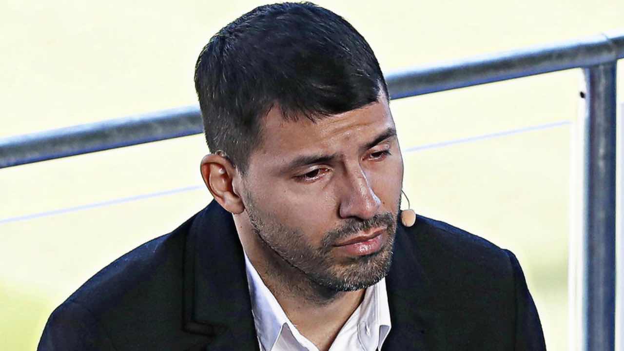 Aguero commosso durante l'addio al calcio