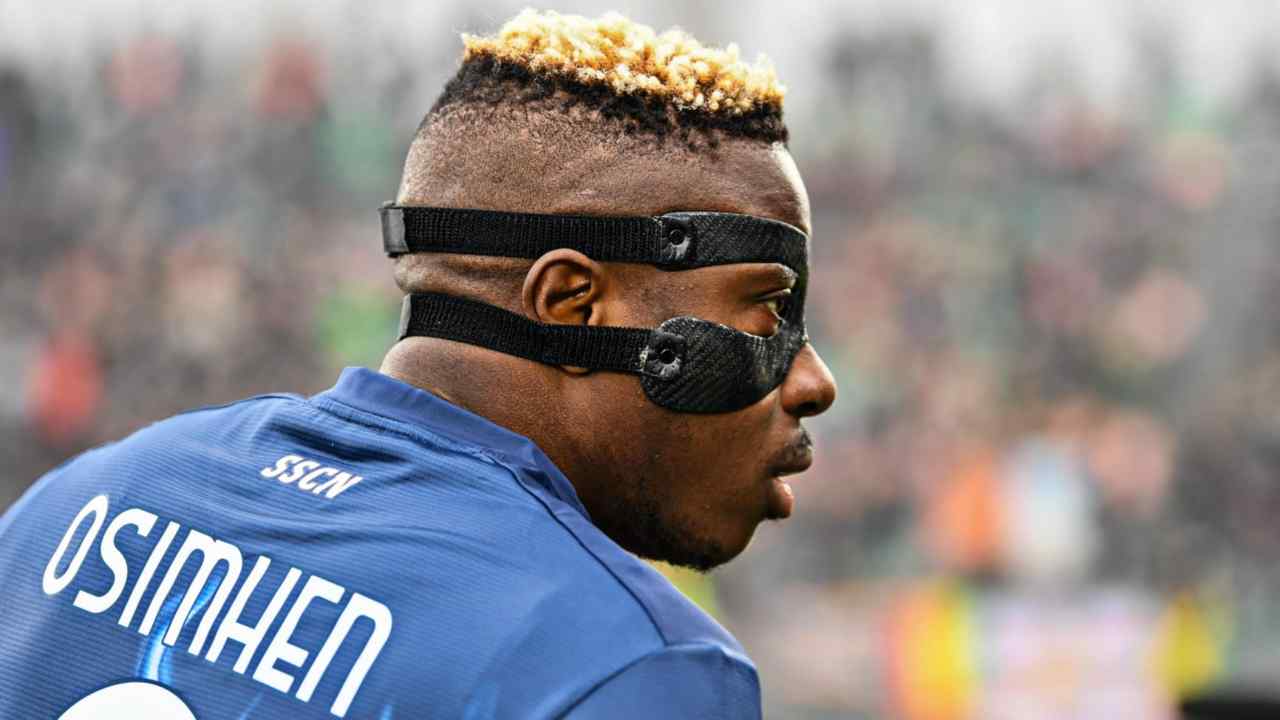 Osimhen con la maschera protettiva sul viso Napoli