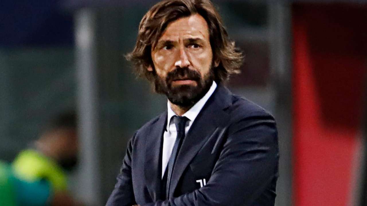 Pirlo guarda di lato preoccupato Juventus