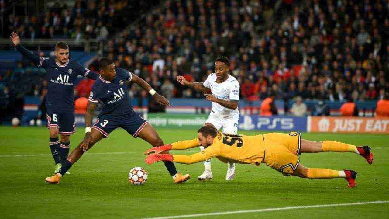 Donnarumma si lancia verso il pallone, Verratti guarda l'azione PSG