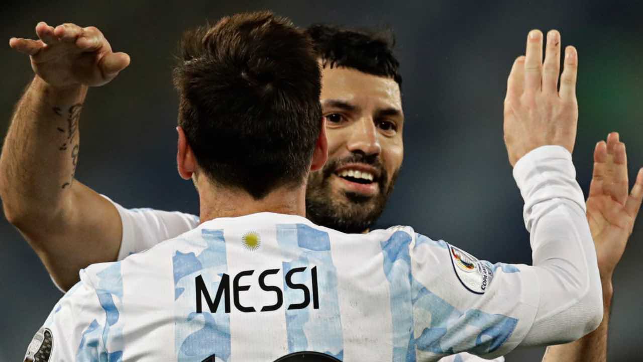 Messi e Aguero esultano insieme con l'Argentina