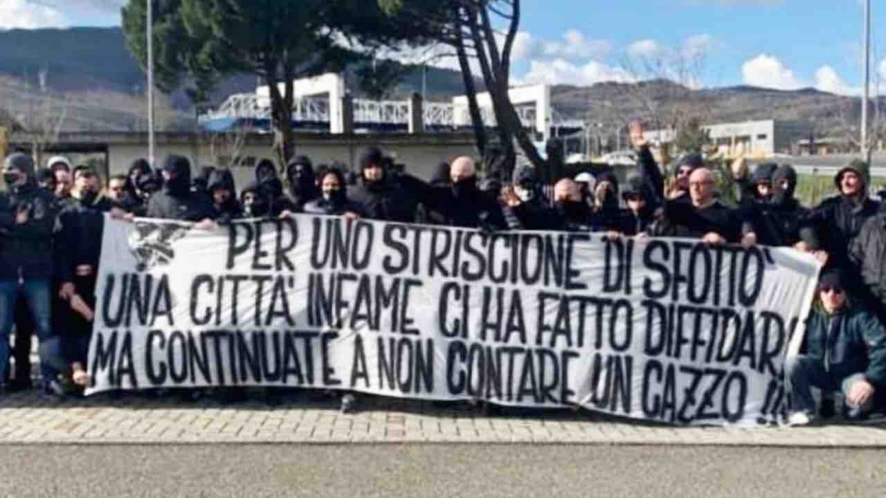 I tifosi della Juventus espongono uno striscione contro quelli dell'Empoli