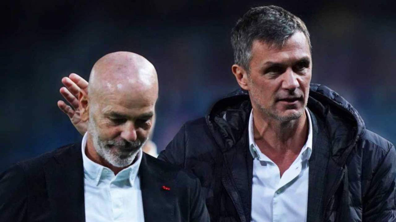 Maldini e Pioli si abbracciano, uscendo dal campo