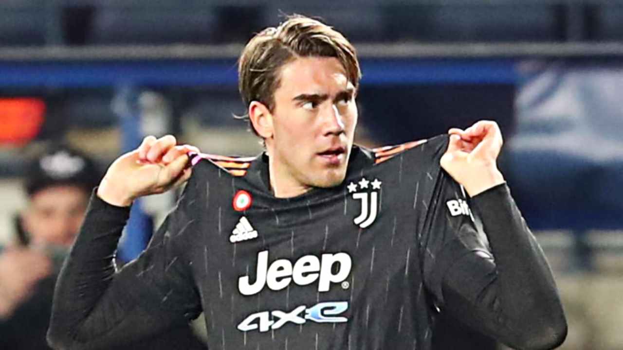 Vlahovic mantiene e mostra la maglia Juventus