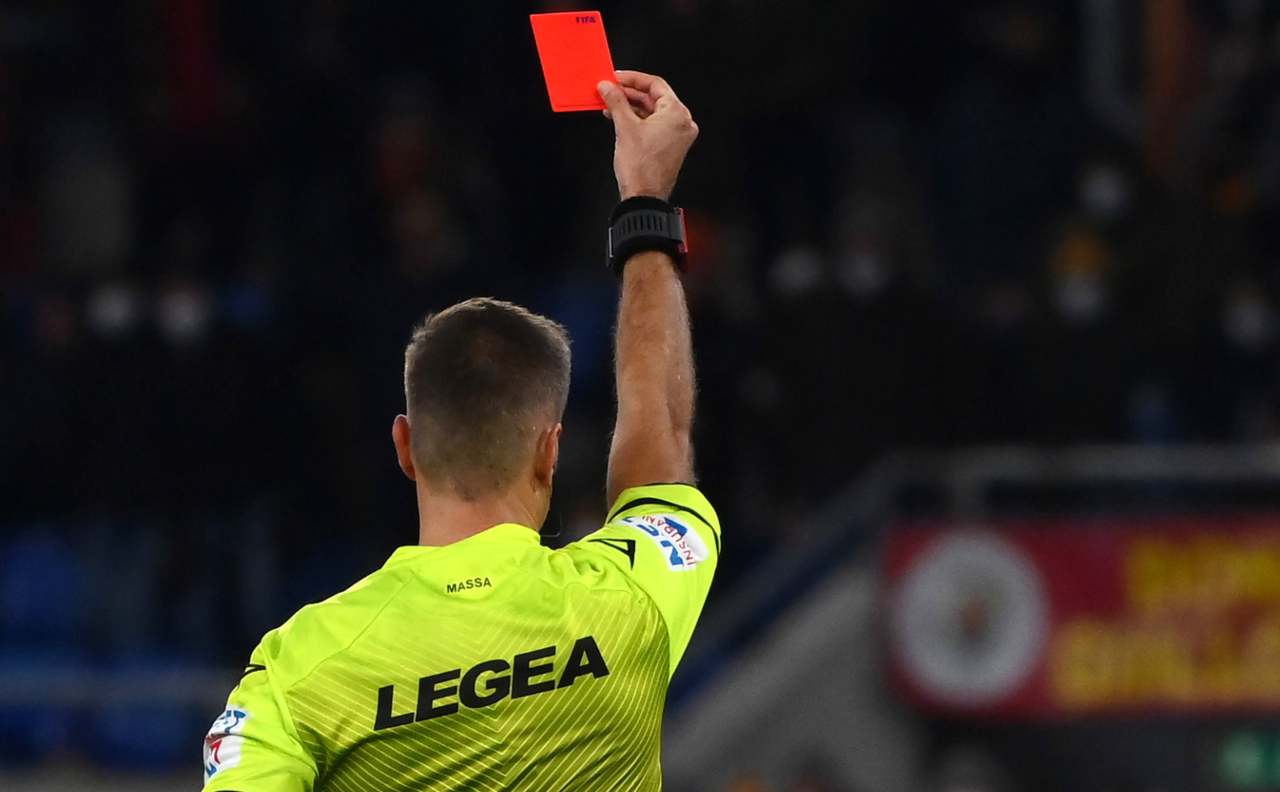 Serie A, l'arbitro sventola un cartellino rosso