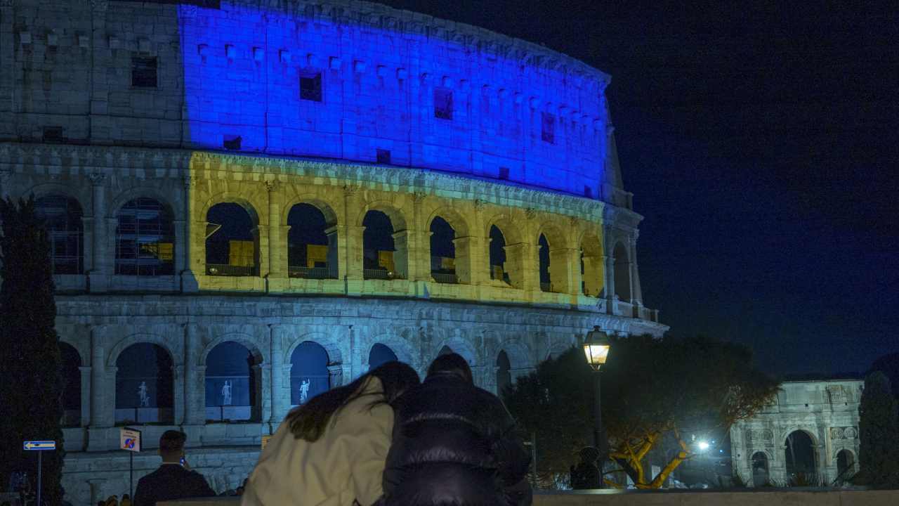 Colosseo con la bandiera dell'Ucraina