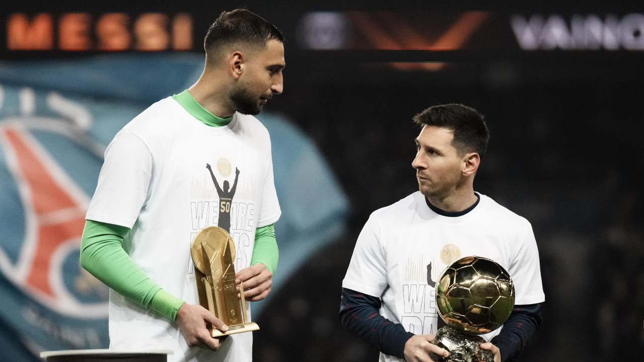 Donnarumma e Messi si guardano