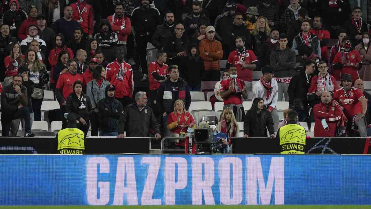 Gazprom durante la sfida tra Benfica e Ajax