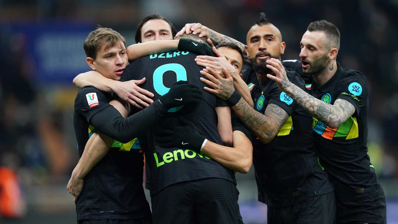 I giocatori dell'Inter abbracciano Dzeko dopo il gol 