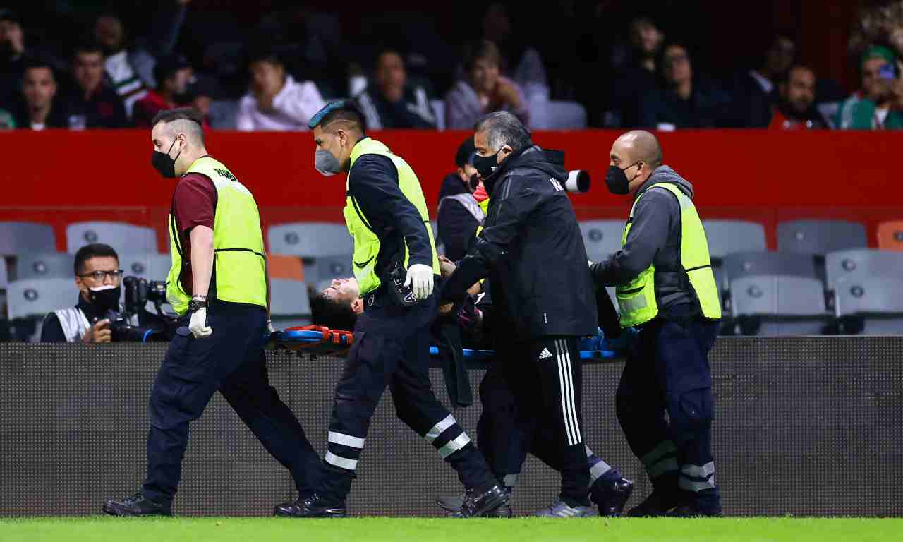 Lozano trasportato in barella