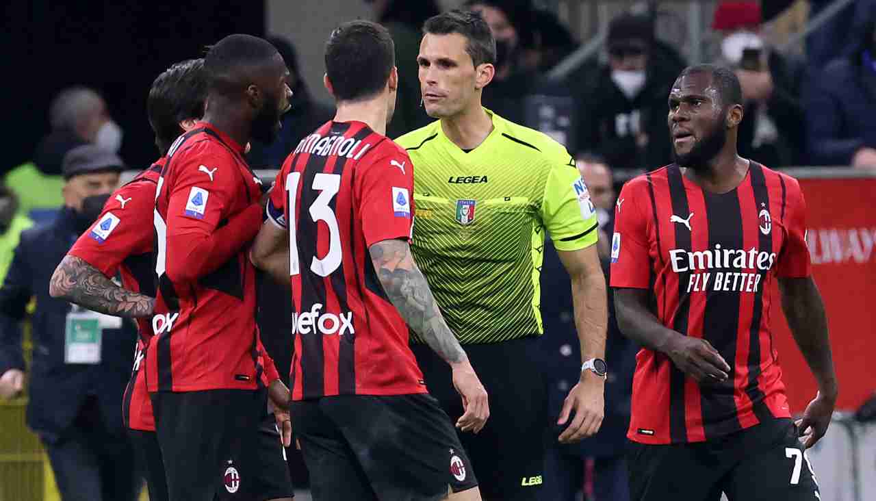 I calciatori del Milan protestano con l'arbitro Marchetti
