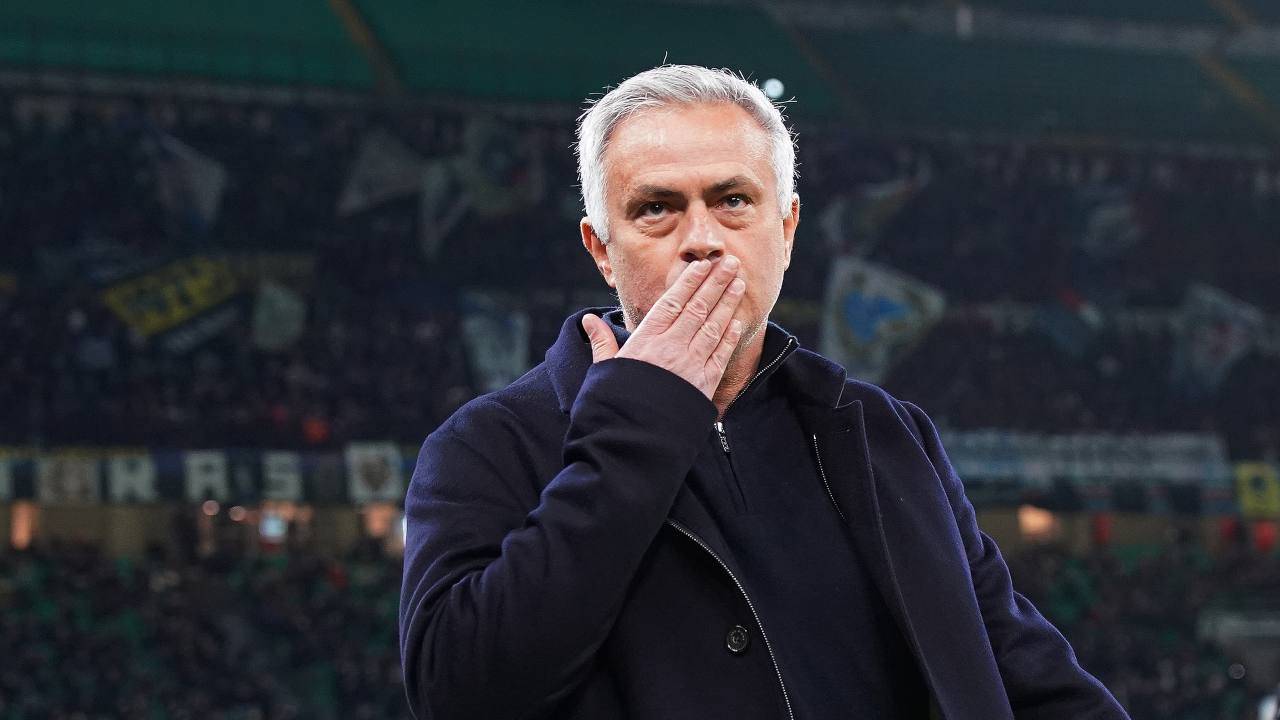 Mourinho saluta i tifosi dell'Inter