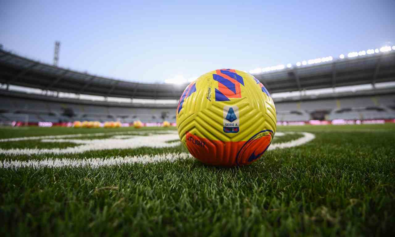 Pallone Serie A 2021/2022 sul prato
