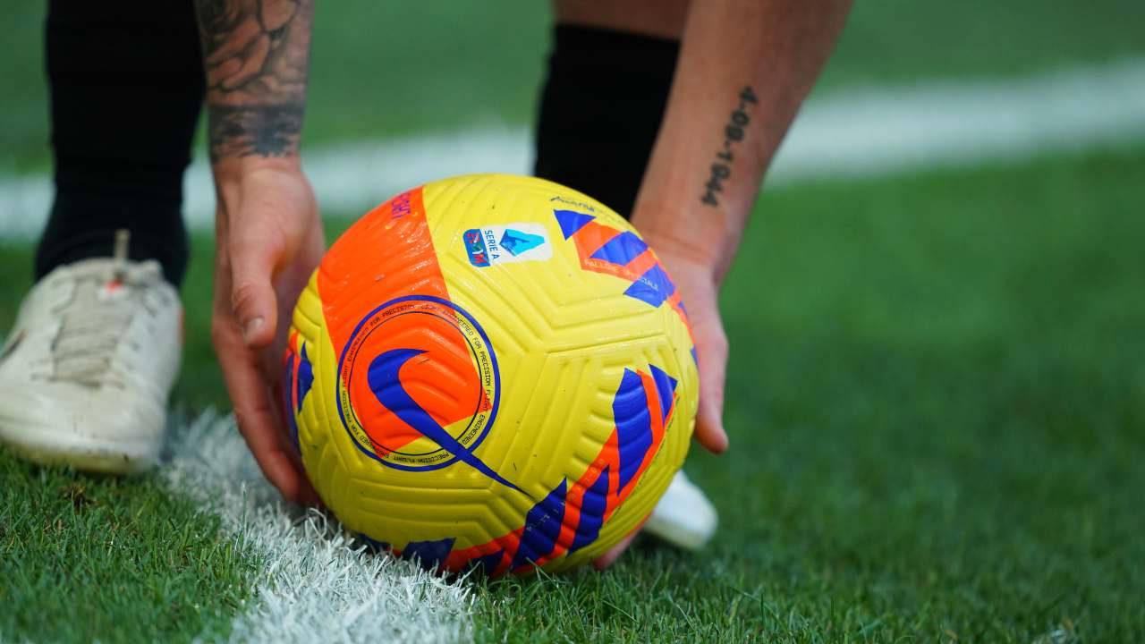 Tonali sistema il pallone della Serie A