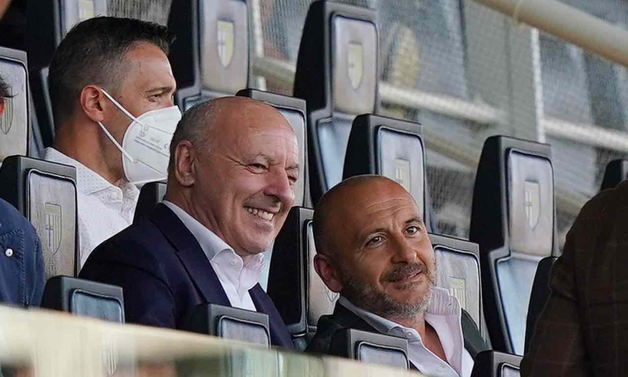 Marotta e Ausilio sorridono in panchina 