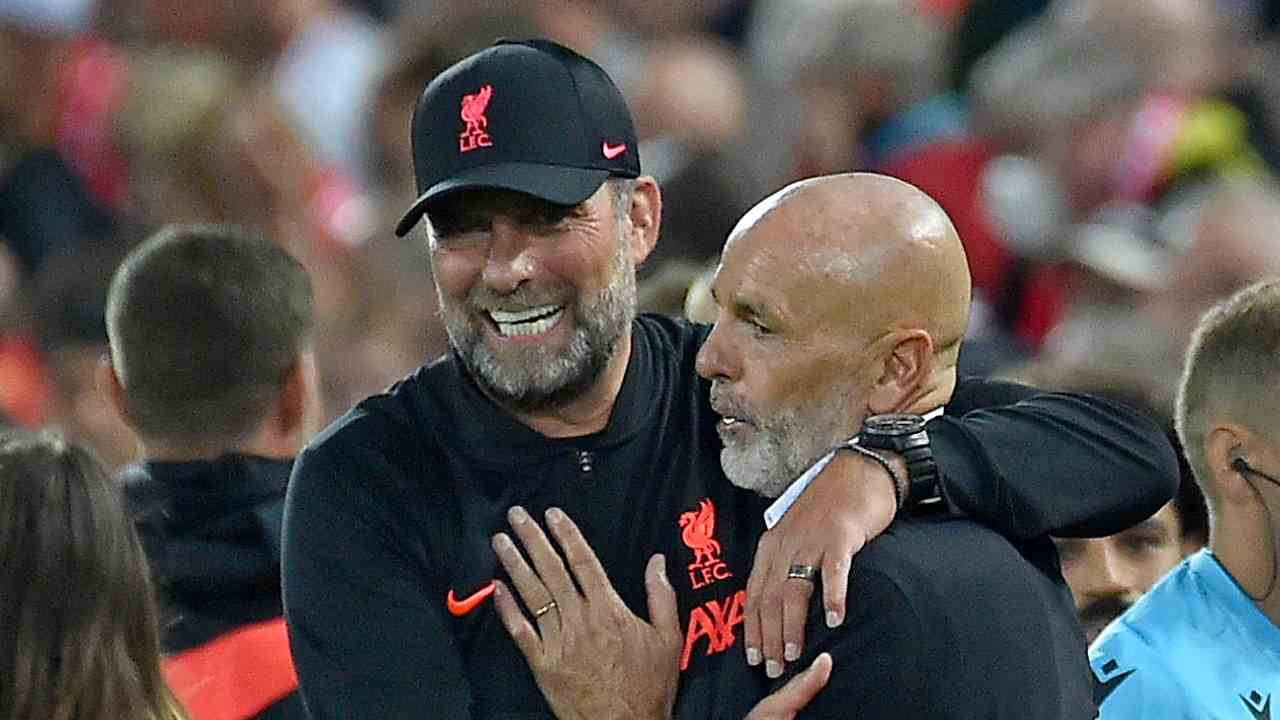 Klopp sorride e abbraccia Pioli