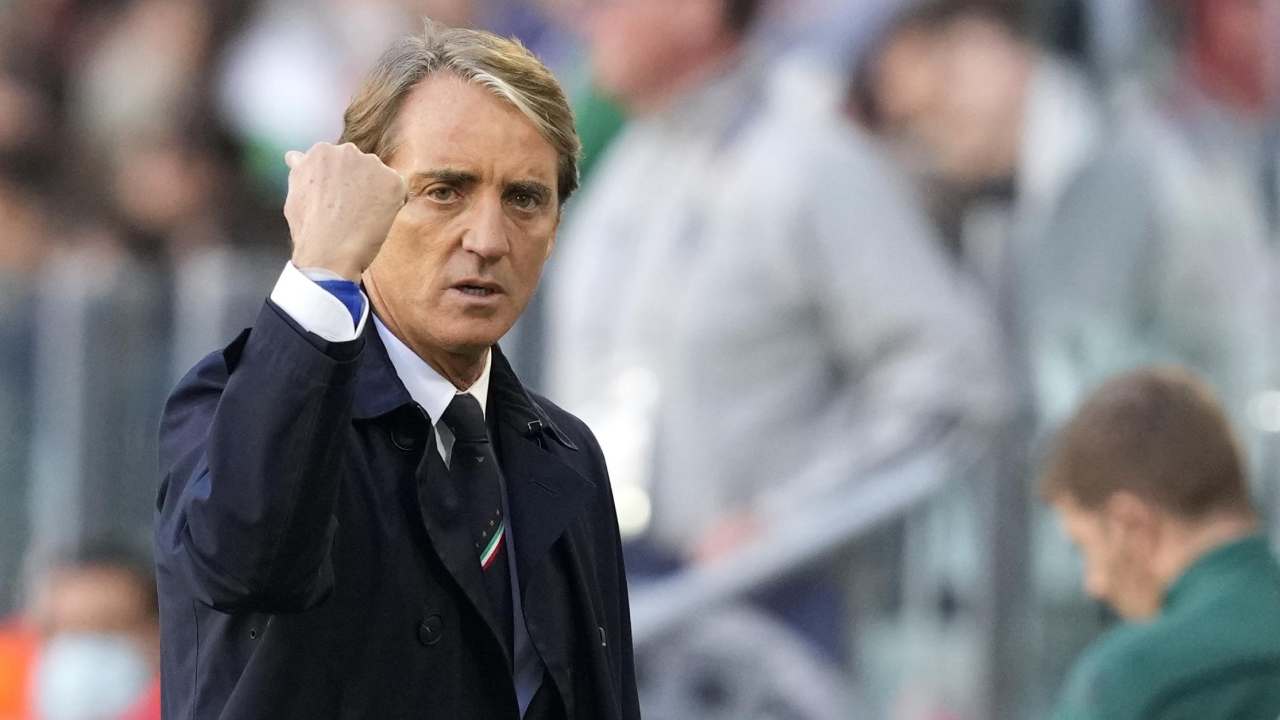 Mancini fa cenno con la mano Italia