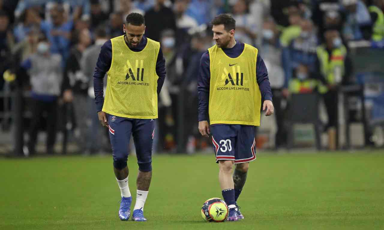 Messi e Neymar parlano in campo