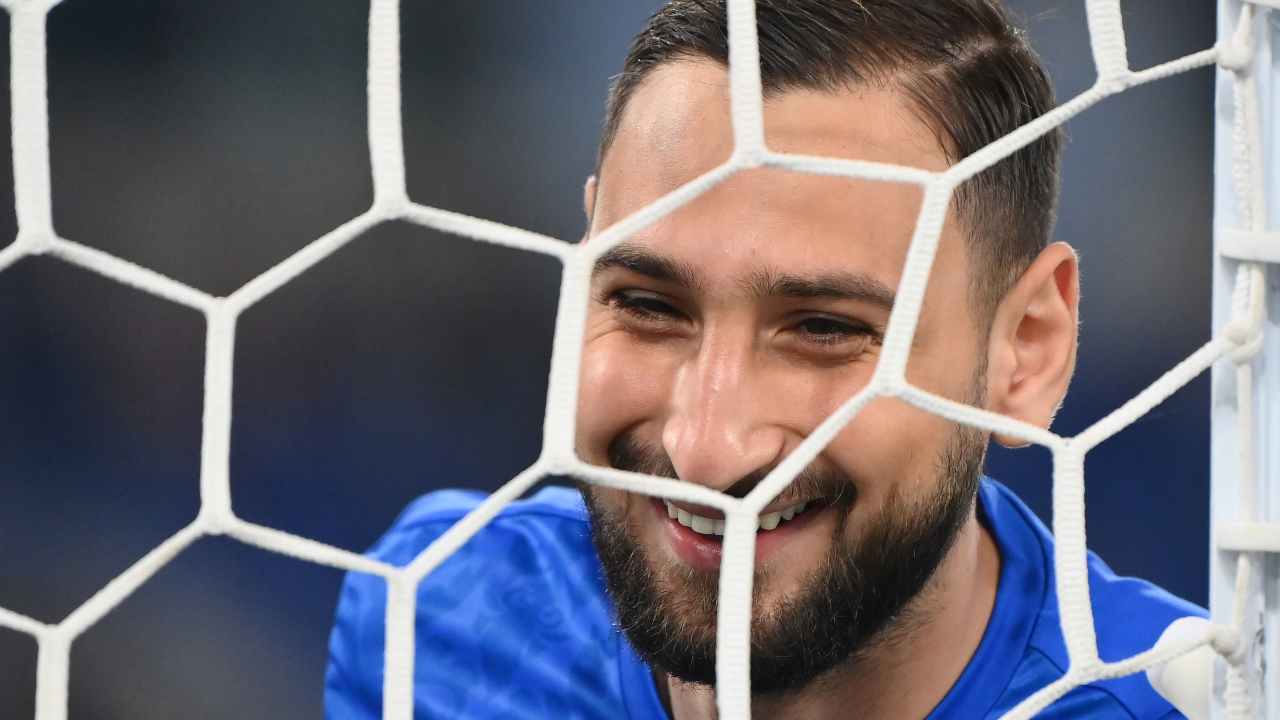 Donnarumma sorride dietro la porta PSG