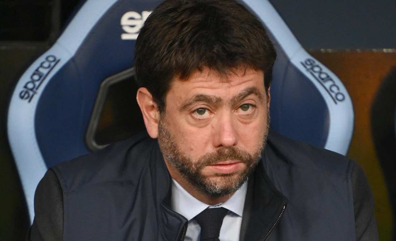 Andrea Agnelli siede in panchina pensieroso 