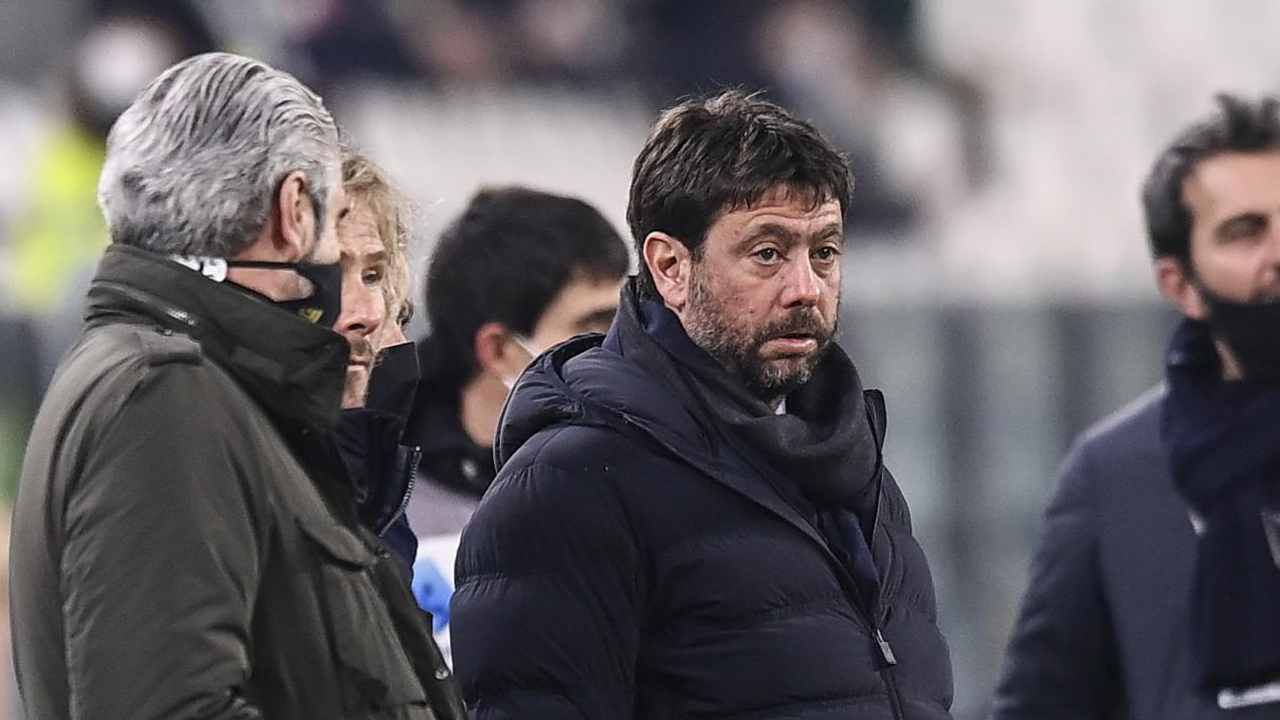 Agnelli concentrato guarda in campo Juventus