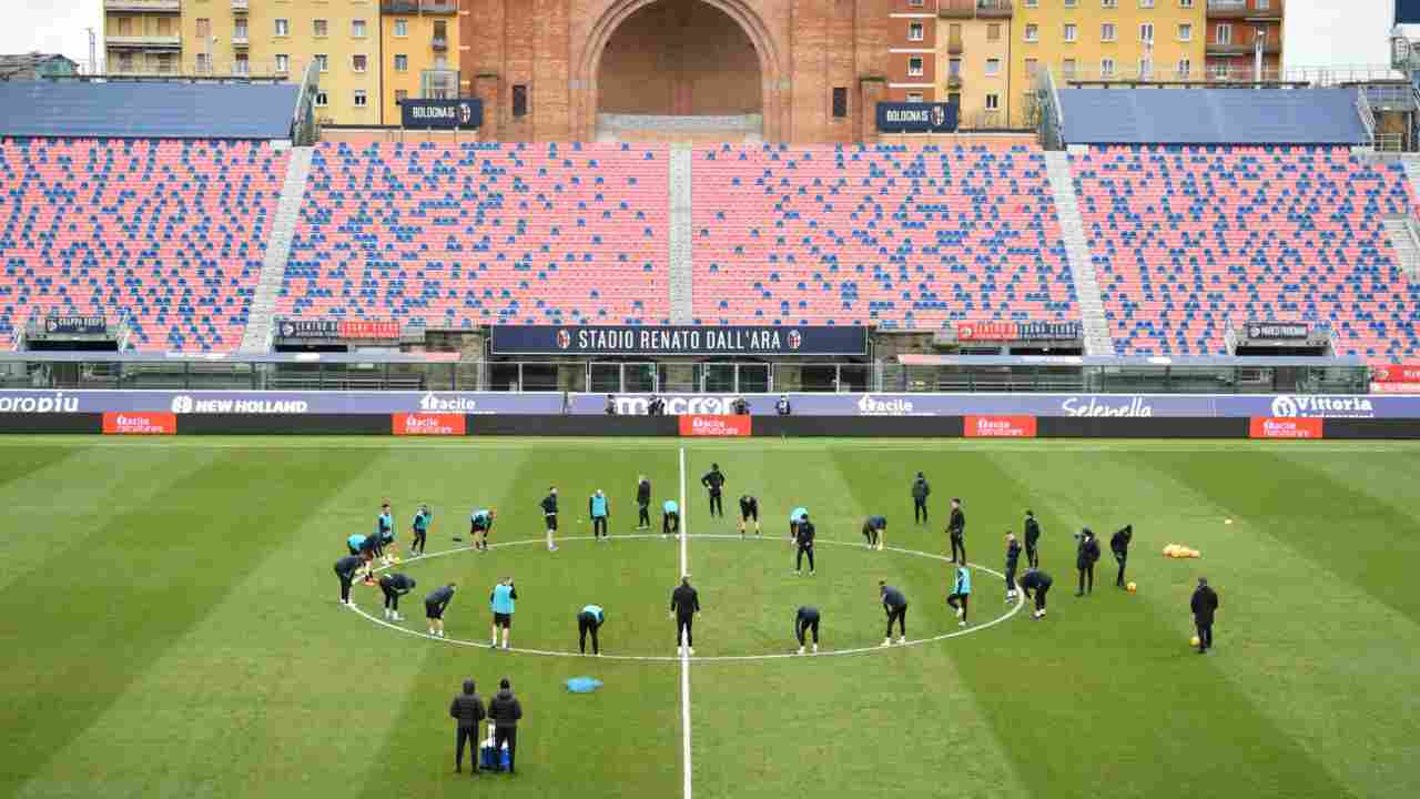 Giocatori Inter si riscaldano al Dall'Ara
