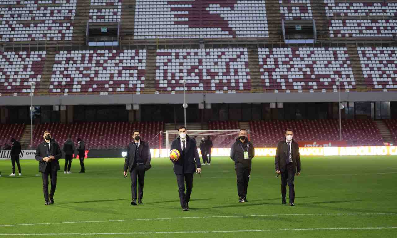 Arbitri in campo durante Salernitana-Venezia