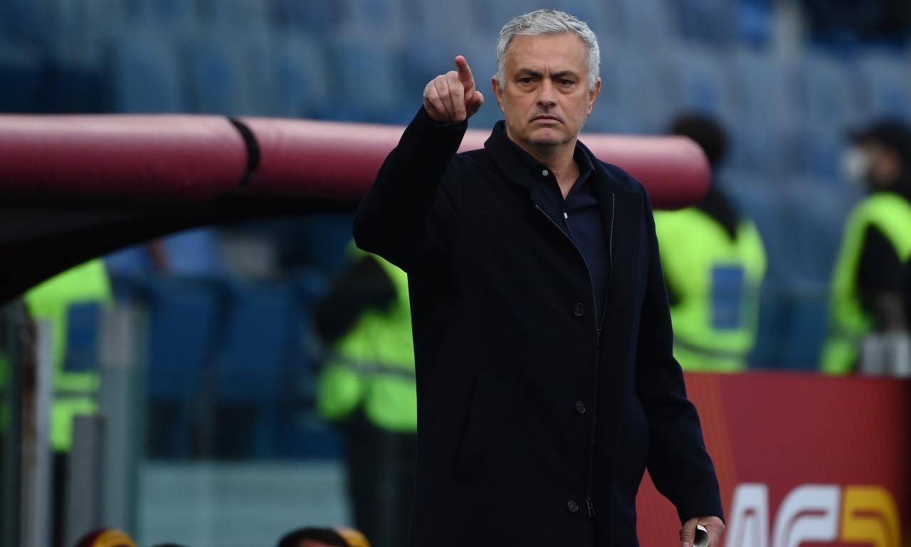 José Mourinho indica un calciatore 