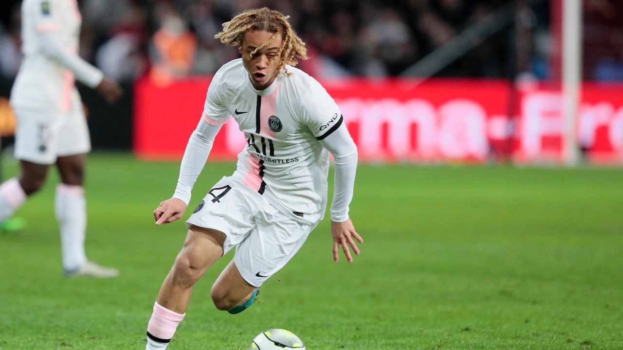 Xavi Simons corre con la palla PSG