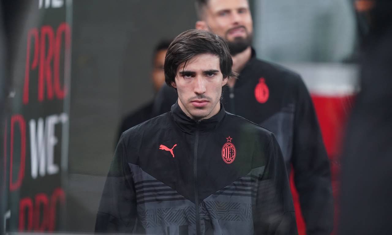 Sandro Tonali scende sul terreno di gioco col Milan