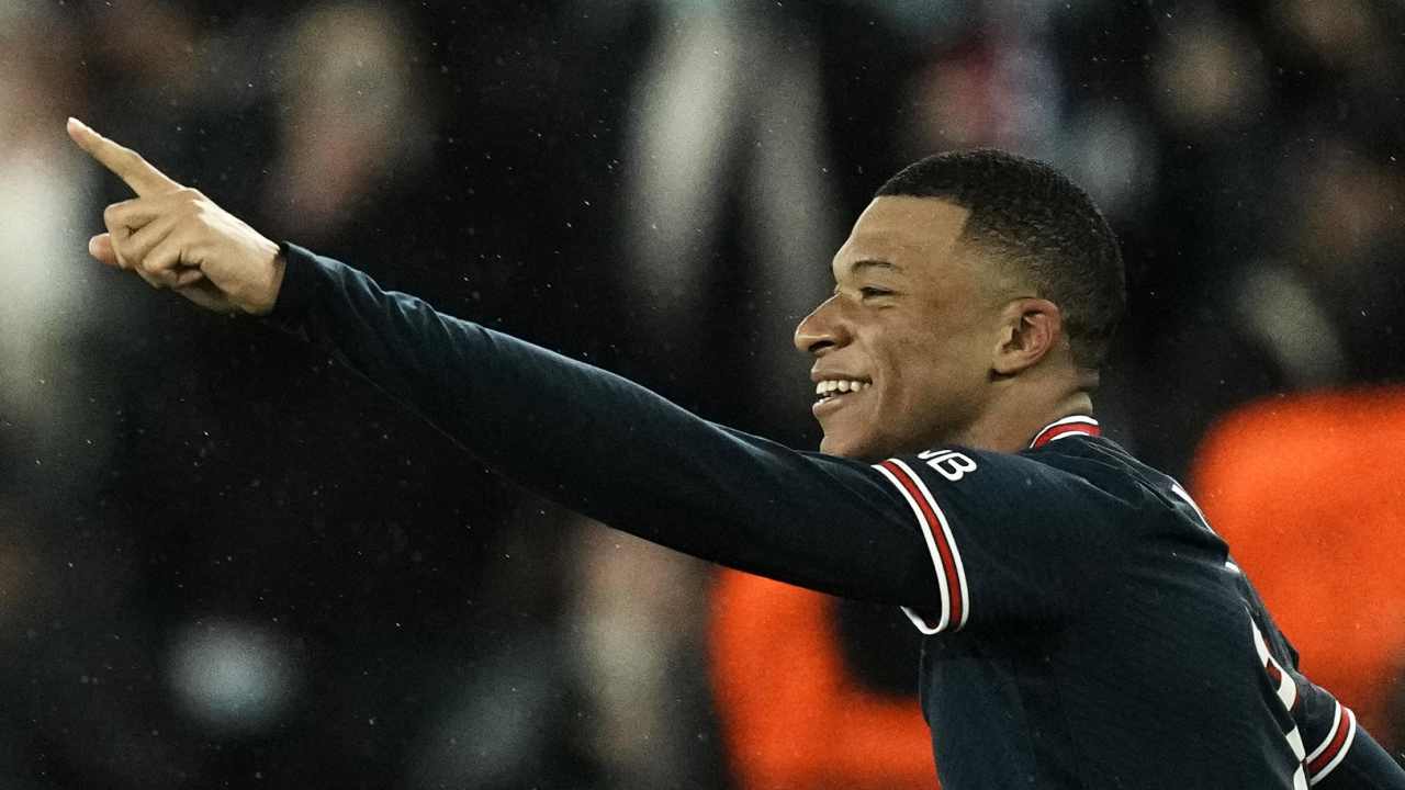 Mbappé indica e sorride PSG