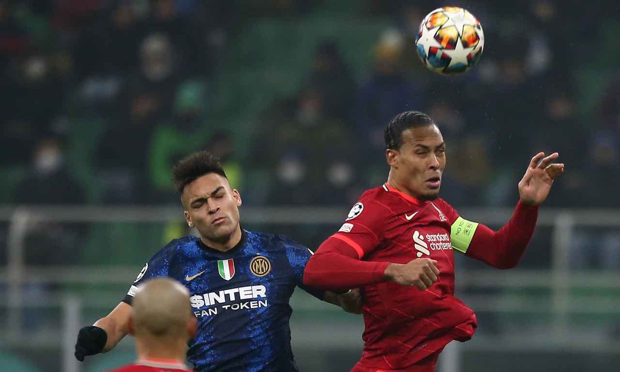 Lautaro e van Dijk in un'azione di Inter-Liverpool
