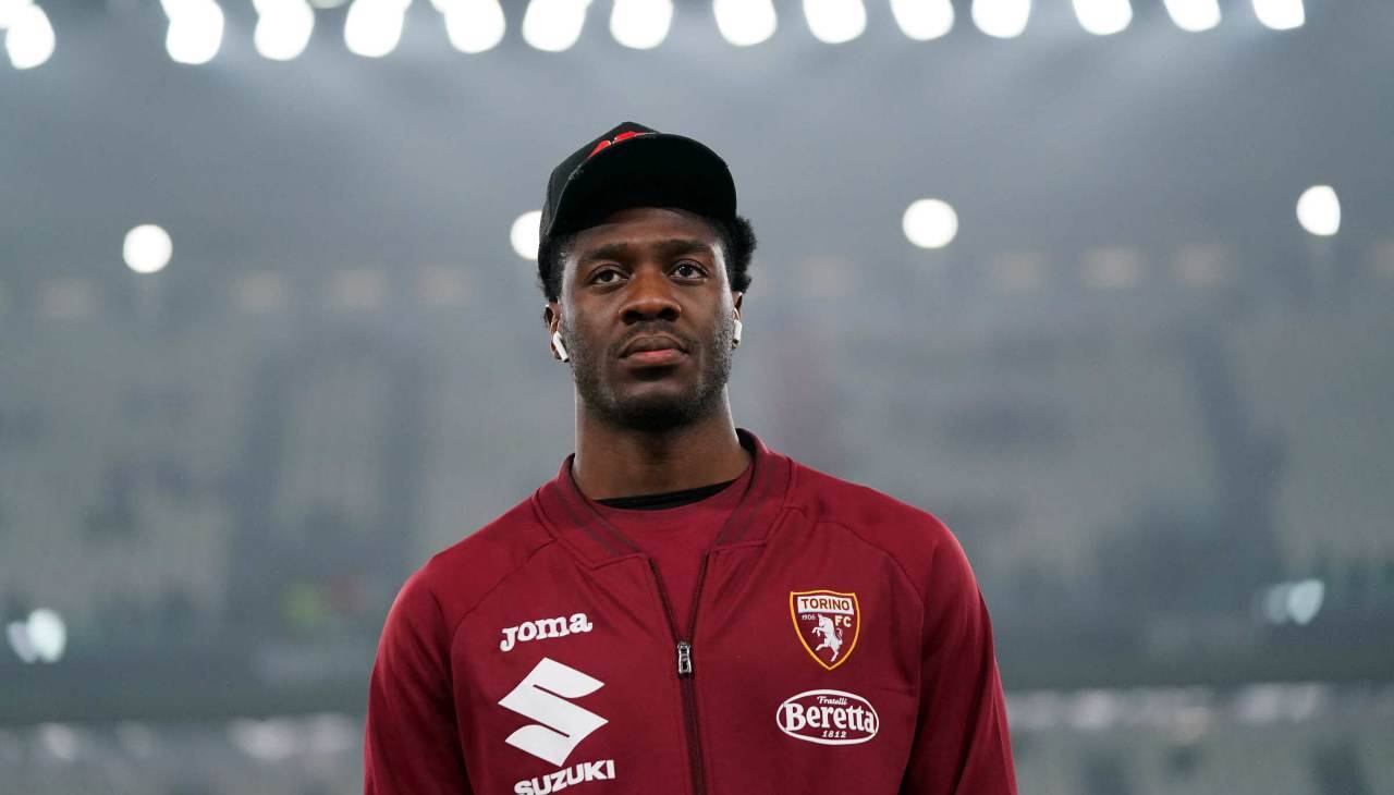 Ola Aina durante il riscaldamento