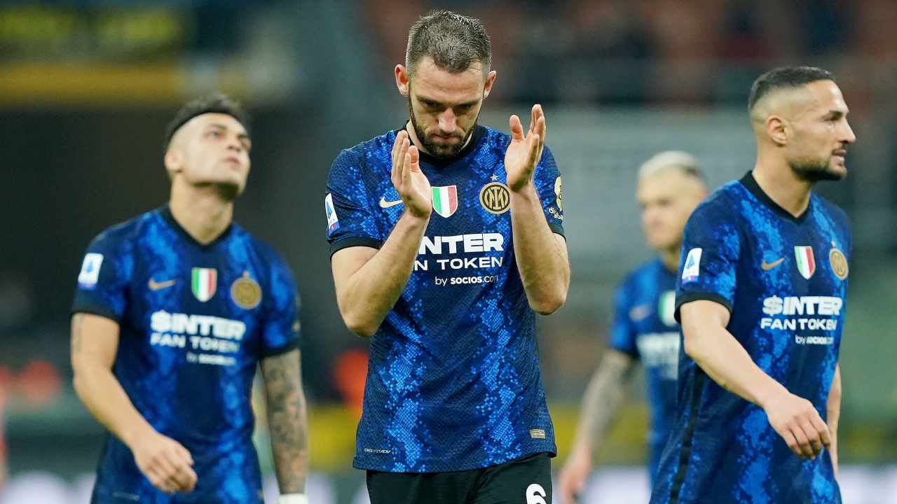 Stefan De Vrij applaude