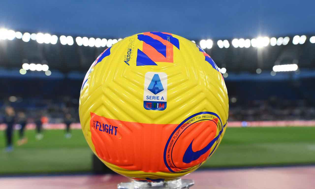 Il pallone di Serie A in esposizione prima del match