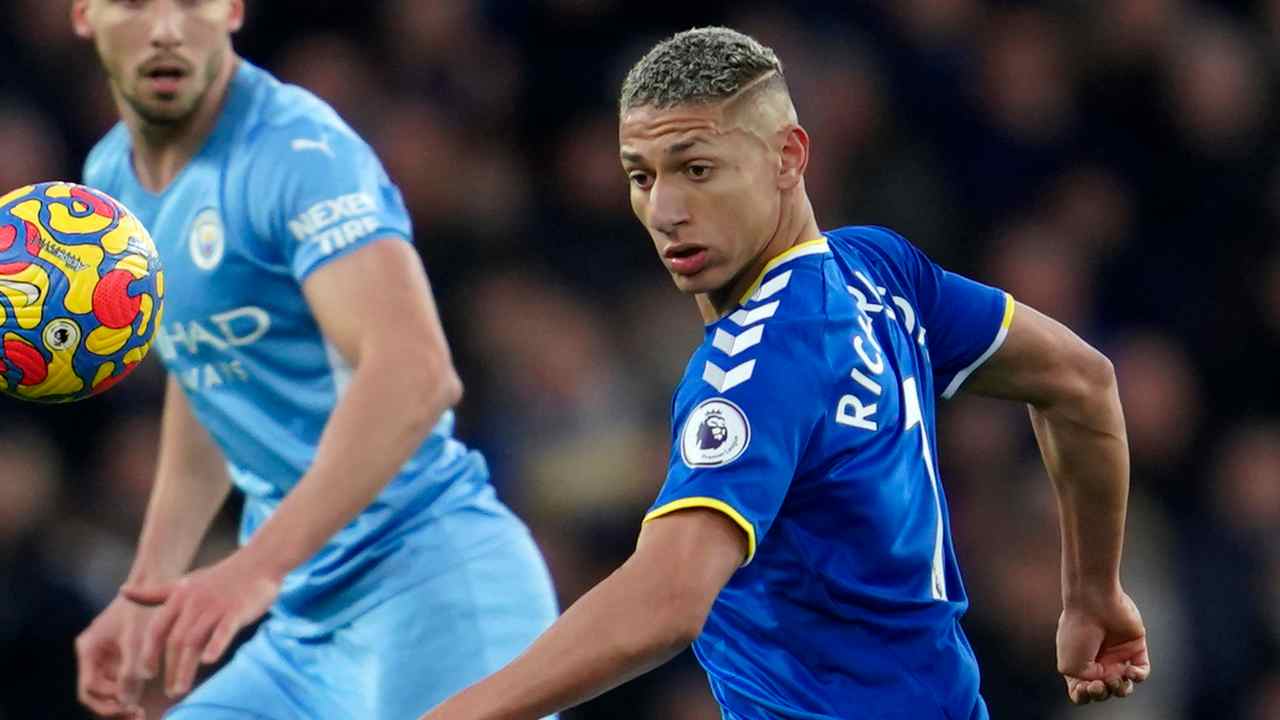 Richarlison corre verso il pallone 