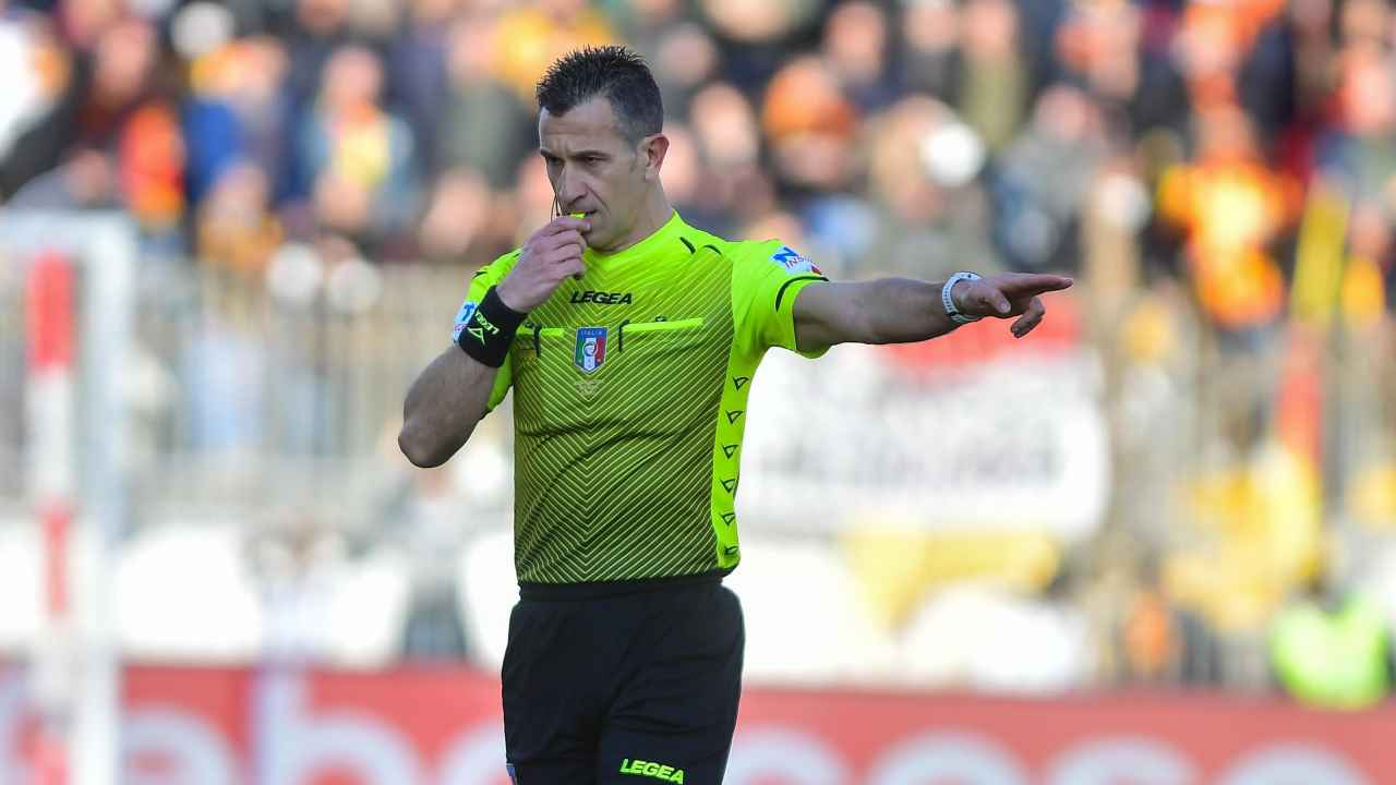 Arbitro fischia e indica con la mano Serie A